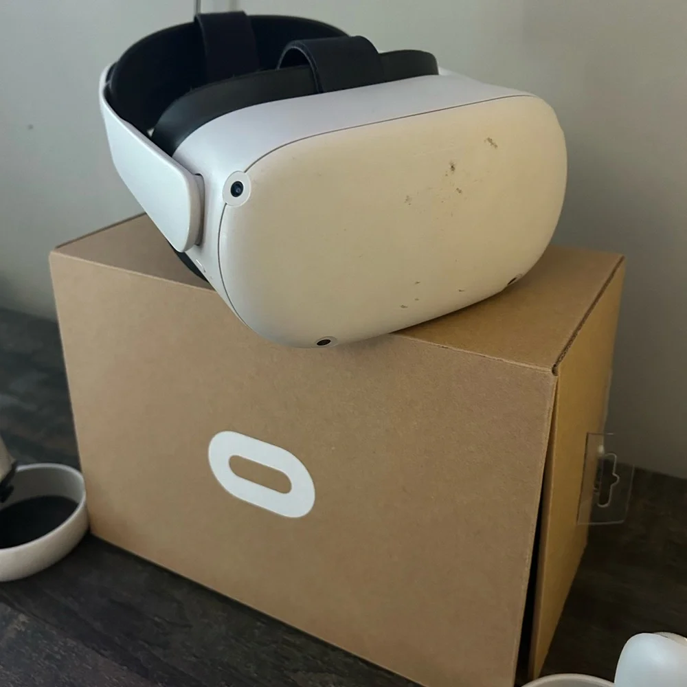 Oculus White VR Headset with Controllers